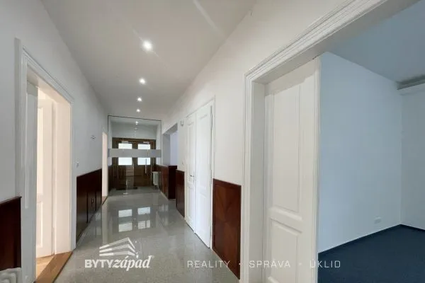 Pronájem Kancelářských prostor velikosti 205 m2 v Mýtě poblíž dálnice na Plzeň a Prahu