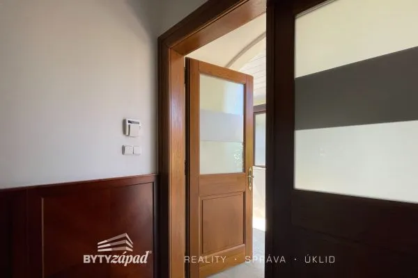 Pronájem Kancelářských prostor velikosti 205 m2 v Mýtě poblíž dálnice na Plzeň a Prahu