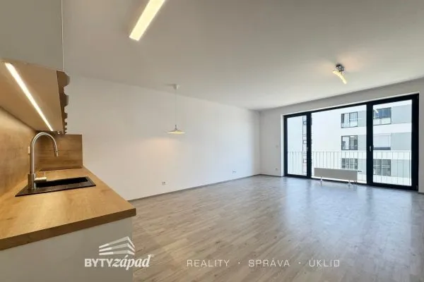 Pronájem slunného bytu 3+kk, 82 m2 v novostavbě bytového domu v ulici Měděná, vč. dvou parkovacích míst