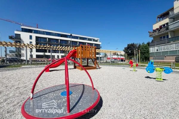 Pronájem slunného bytu 3+kk, 82 m2 v novostavbě bytového domu v ulici Měděná, vč. dvou parkovacích míst