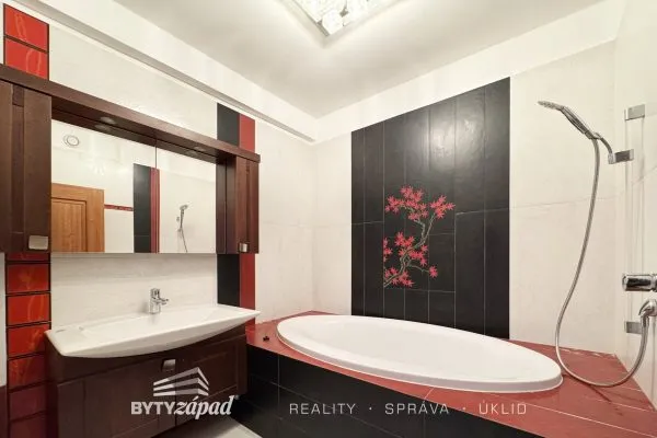 Pronájem mezonetového bytu 5+kk se dvěma balkony, 120m2 - Plzeň - Jižní Předměstí