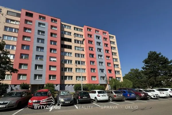 Nabízíme pronájem plně vybaveného bytu 4+1, 83 m2 v Sokolovské ulici v Plzni
