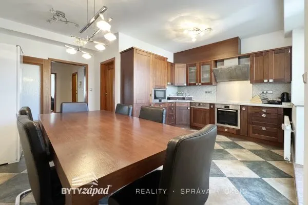 Pronájem mezonetového bytu 5+kk se dvěma balkony, 120m2 - Plzeň - Jižní Předměstí