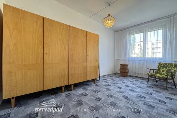 Nabízíme pronájem plně vybaveného bytu 4+1, 83 m2 v Sokolovské ulici v Plzni