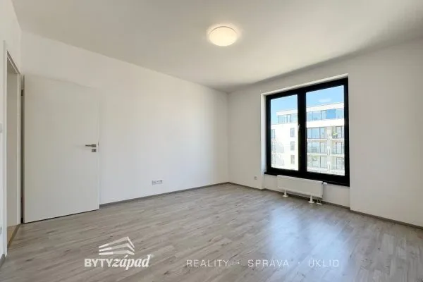 Pronájem slunného bytu 3+kk, 82 m2 v novostavbě bytového domu v ulici Měděná, vč. dvou parkovacích míst