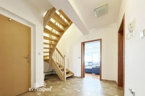 Pronájem mezonetového bytu 5+kk se dvěma balkony, 120m2 - Plzeň - Jižní Předměstí