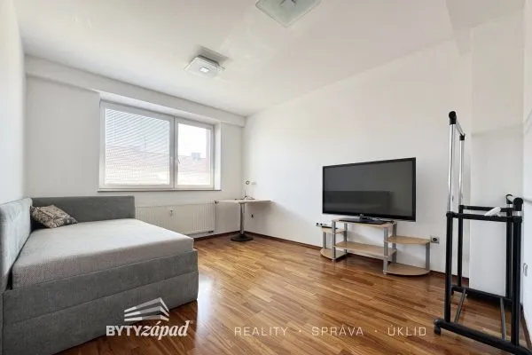Pronájem mezonetového bytu 5+kk se dvěma balkony, 120m2 - Plzeň - Jižní Předměstí