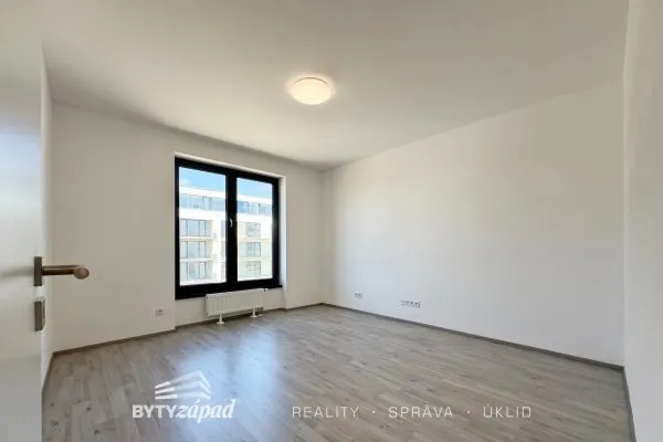 Pronájem slunného bytu 3+kk, 82 m2 v novostavbě bytového domu v ulici Měděná, vč. dvou parkovacích míst
