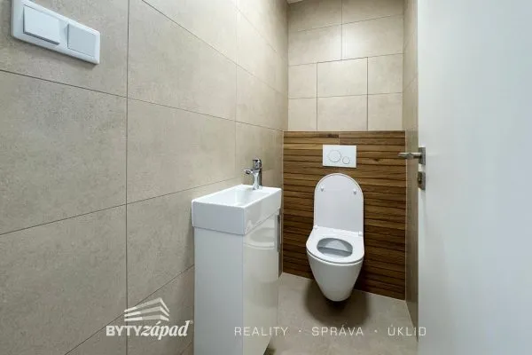 Pronájem slunného bytu 3+kk, 82 m2 v novostavbě bytového domu v ulici Měděná, vč. dvou parkovacích míst