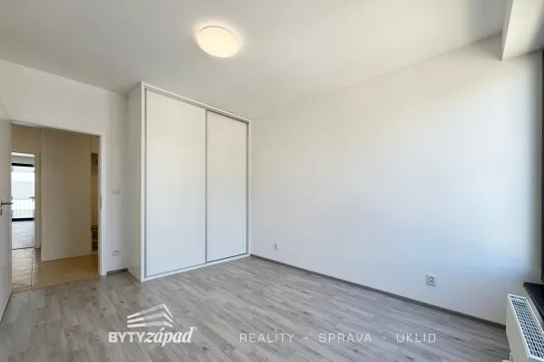 Pronájem slunného bytu 3+kk, 82 m2 v novostavbě bytového domu v ulici Měděná, vč. dvou parkovacích míst