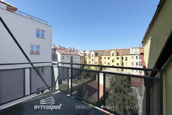 Pronájem mezonetového bytu 5+kk se dvěma balkony, 120m2 - Plzeň - Jižní Předměstí
