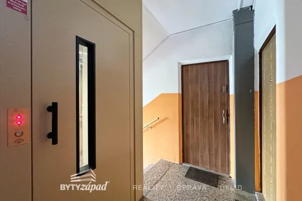 Nabízíme pronájem plně vybaveného bytu 4+1, 83 m2 v Sokolovské ulici v Plzni