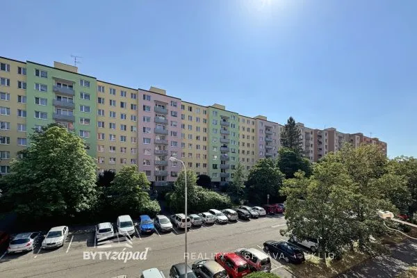 Nabízíme pronájem plně vybaveného bytu 4+1, 83 m2 v Sokolovské ulici v Plzni