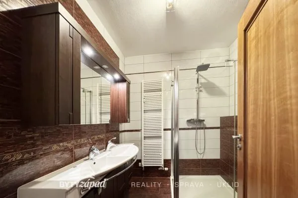 Pronájem mezonetového bytu 5+kk se dvěma balkony, 120m2 - Plzeň - Jižní Předměstí