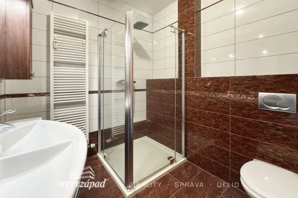 Pronájem mezonetového bytu 5+kk se dvěma balkony, 120m2 - Plzeň - Jižní Předměstí