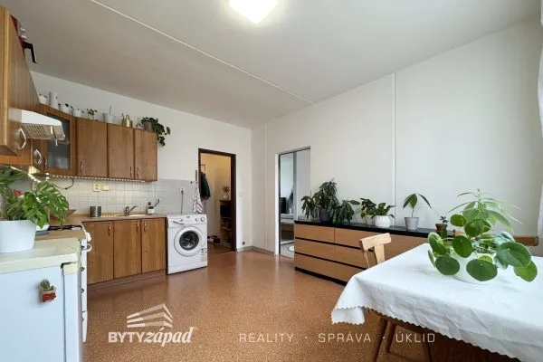 Pronájem bytu 2+kk, 36 m² v bytovém domě v ulici Skupova v Plzni - Jižním Předměstí