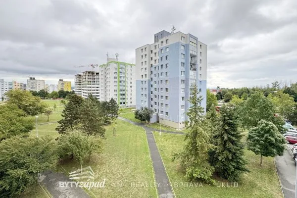 Pronájem plně zařízeného bytu 1+1 s pracovnou a komorou, 47 m2 v ulici Krašovská v Plzni