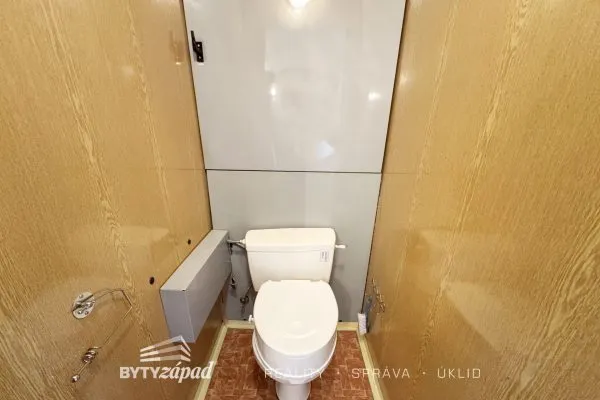 Pronájem plně zařízeného bytu 1+1 s pracovnou a komorou, 47 m2 v ulici Krašovská v Plzni