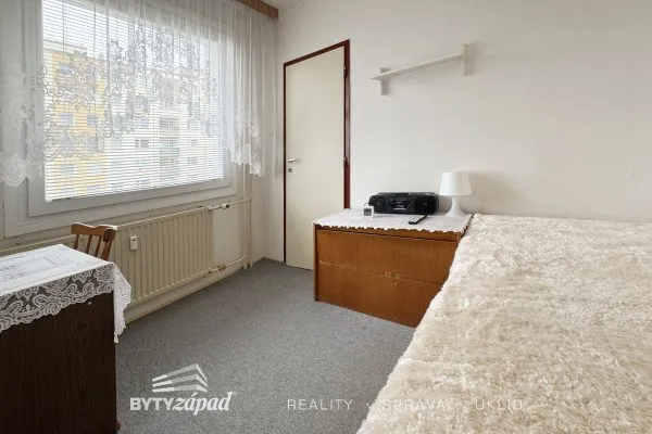 Pronájem plně zařízeného bytu 1+1 s pracovnou a komorou, 47 m2 v ulici Krašovská v Plzni