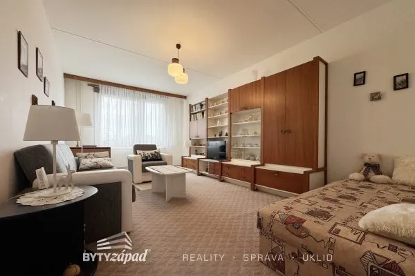 Pronájem plně zařízeného bytu 1+1 s pracovnou a komorou, 47 m2 v ulici Krašovská v Plzni