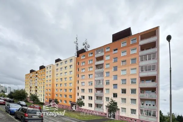 Pronájem plně zařízeného bytu 1+1 s pracovnou a komorou, 47 m2 v ulici Krašovská v Plzni